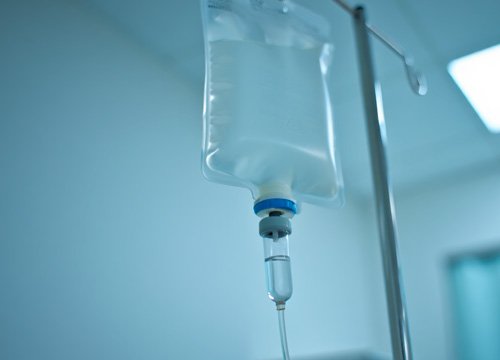 Капельница на больничном фоне